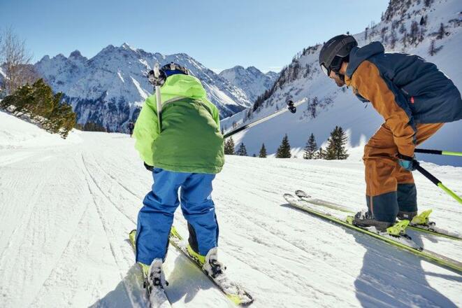 Papa_und_Sohn_beim_Skifahren_in_der_Hocke_(c)_Alex