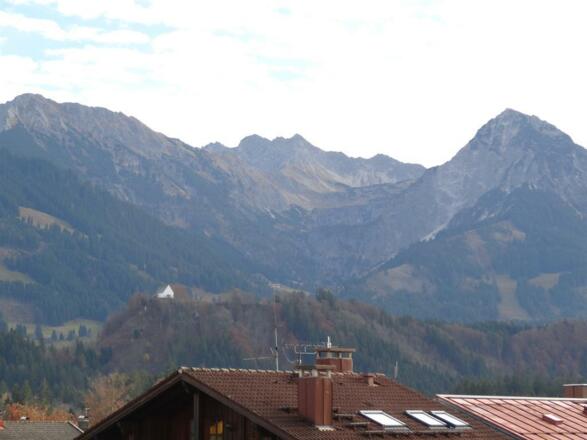 Bergblick vom Balkon auf die Allgäuer Gipfel