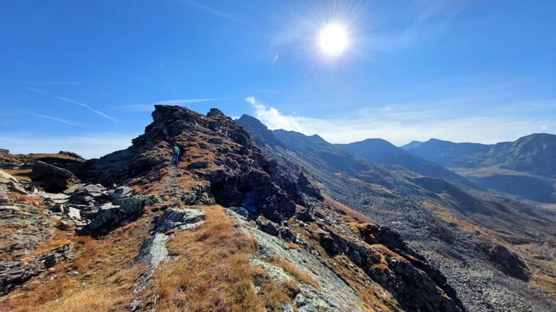 Am Grat zur Sonnenspitze. Ganz hinten links das Rosenjoch und rechts davor unser Ziel, die Kreuzspitze.