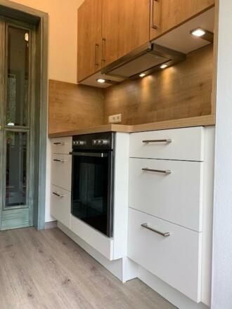 Küche mit Herd/Backofen und Abzug