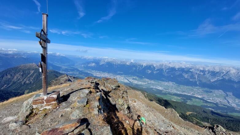 Die letzten Meter zur Sonnenspitze. Links hinten der Patscherkofel.
