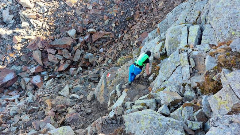 Kurzer Abstieg in die Nordseite, um den Grattürmen auszuweichen.