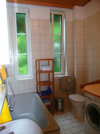 Bad: WC und Waschmaschine