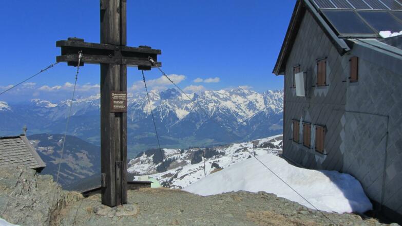 Statzerhaus am Hundstein mit Gipfelkreuz