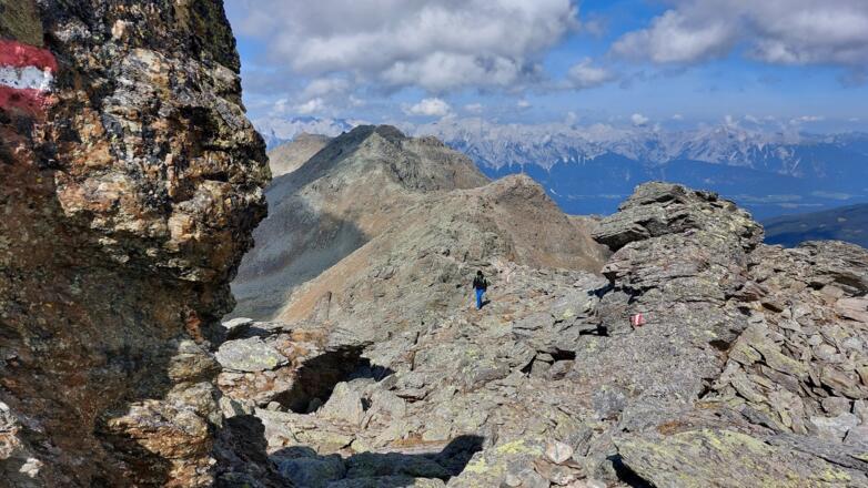 Das letzte Gratstück zur Kreuzspitze.  Hinten das Kreuzjöchl und die Gamslahnerspitze.