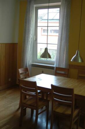 Küche: Esstisch mit Westfenster