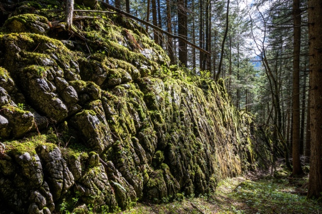Markanter Felsen am Weg im Bereich eines Bergsturzes.