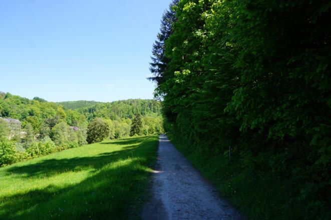 Weg zum Wasserschloss Mespelbrunn bei der Gruftkapelle