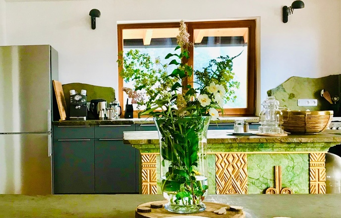 ein handbemalter alter Altar aus einem Pfarrhausabbruch wurde als Küchenblock für die Ferienwohnung umgestaltet