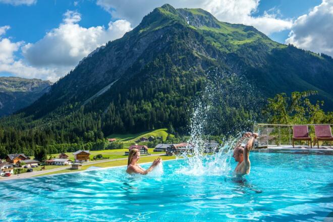 2018_Sommer_Aussenpool_mit_Menschen (20)