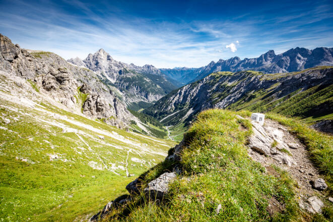 Tiefblick ins Jochbachtal vom Hornbachjoch aus.