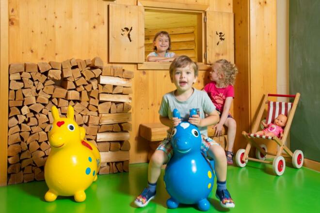 2018_Kinder_Huette_Huepfen (2)