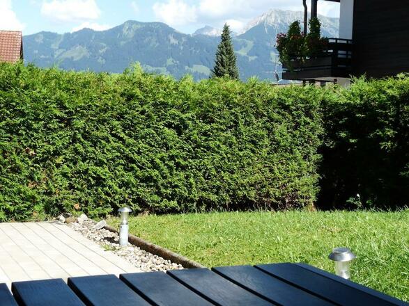 Blick von Terrassen-Sitzgruppe