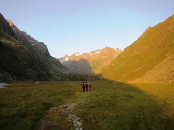 Ideal zum &quot;Aufwärmen&quot; - der 2,3 km lange Weg durch das flache, vom Gletscher geformte Hochtal Richtung Alpeiner Ferner. Die kurze Geländestufe (Bildmitte) trägt den einladenden Namen &quot;Höllenrachen&quot;. Im Hintergrund rechts der Apere Turm (2984 m), ganz