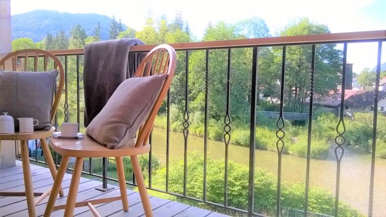 ein großzügiger Balkon mit  herrlichem Blick auf den Kieferbach und Bergpanorama mit Brünnstein, Kranzhorn und Kaisergebirge