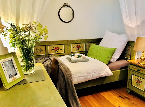 Einzelzimmer mit Arbeitsplatz in der Ferienunterkunft in Kiefersfelden mit Kaiserblick und Morgensonne