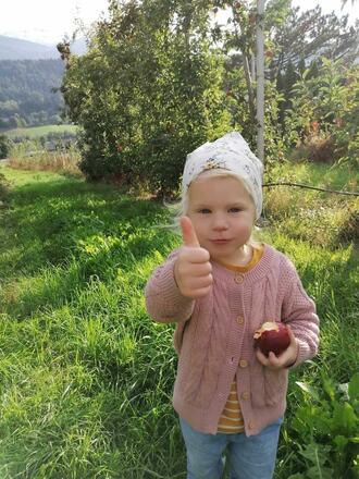 Eliskases_Kind_Apfel