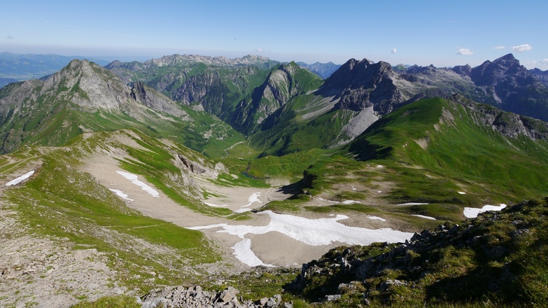 Traumhafte Aussicht am Rauheck - in der Bildmitte der Eissee
