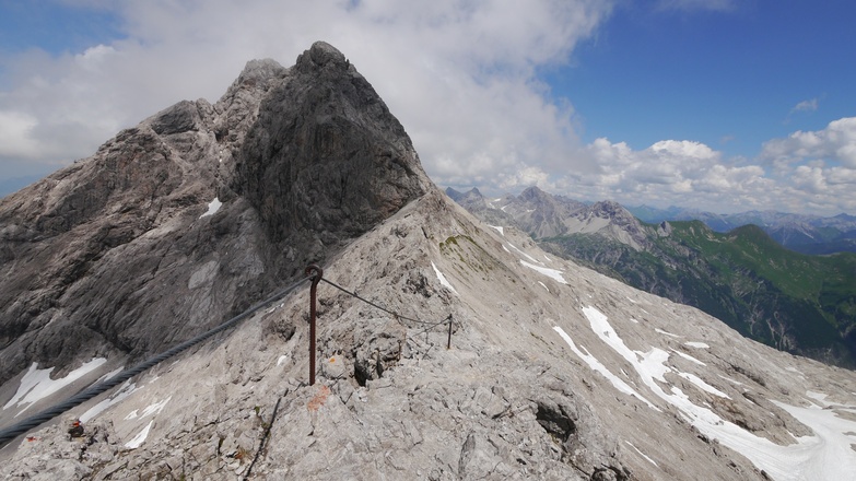 Drahtseilgesichert geht es vom Bockkarkopf ins Bockkar, den Blick auf die Hochfrottspitze gerichtet.