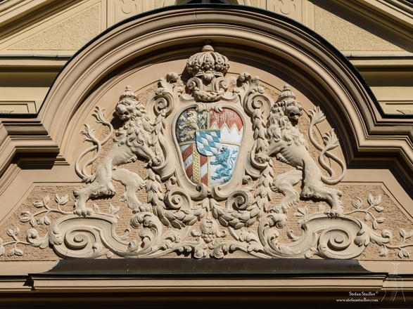 Das bayerische Wappen am Kurmittelhaus.