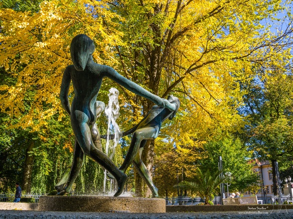 Tanzende Frauen im Herbst.