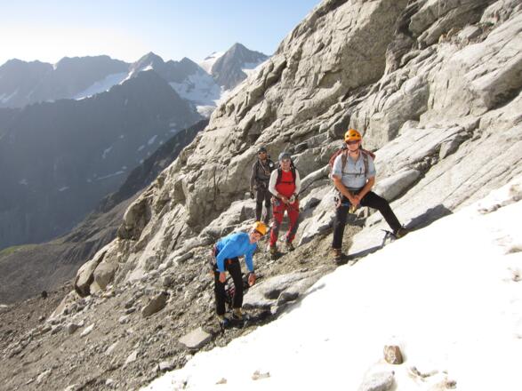 Am Beginn der kurzen Steilflanke des Berglasübergangs. Gurt, Helm und Steigeisen kommen nun zum Einsatz. Geübte HochtourengeherInnen werden den Übergang seilfrei begehen, für Einsteiger ist eine Seilsicherung durch qualifizierte FührerInnen sinnvoll 