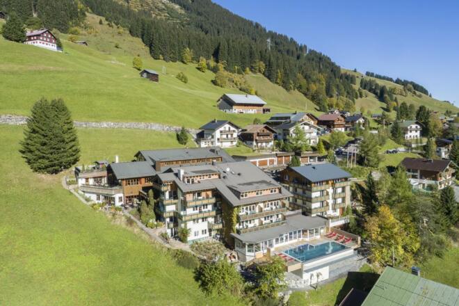 Rosenhof Aussenansicht mit Pool (4)