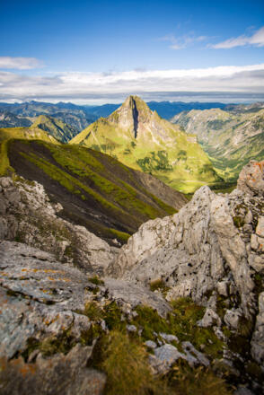 Tiefblick auf die Höfats von der Jochspitze aus.