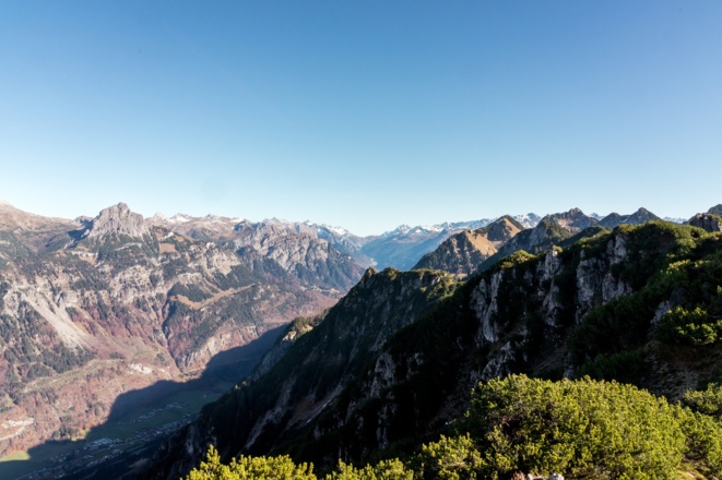 Die farbenprächtigen Klostertaler Bergwälder (links) mit Roggelskopf.