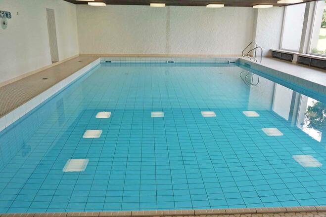 Großes Schwimmbad im Haus