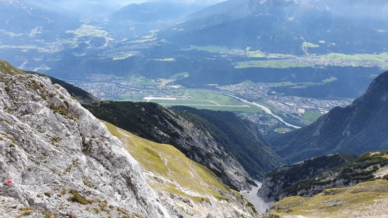 Tiefblick zu Kranebitter Klamm und Flughafen
