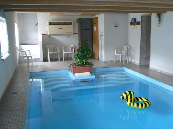 Innenpool: 8m lang, 4m breit, Wassertiefe 1,35m, Jetmassagepumpe