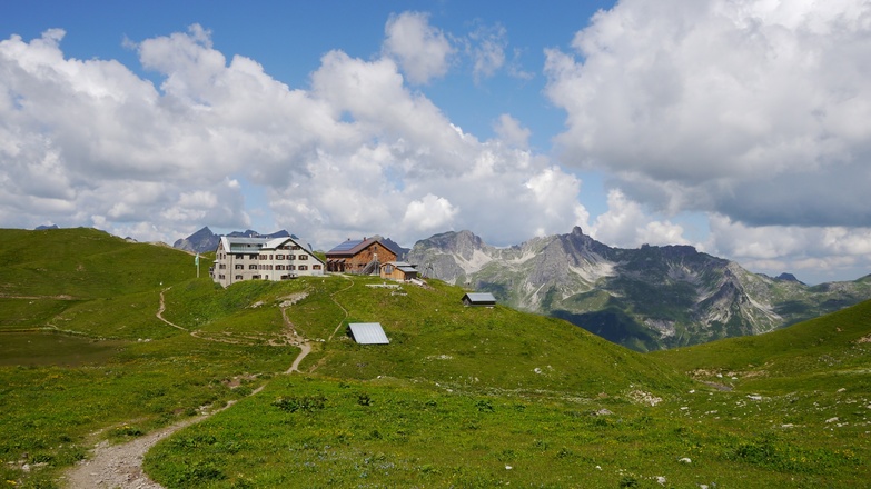 Die Rappenseehütte vor einer beeindruckenden Bergkulisse.
