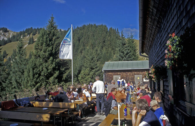 August-Schuster-Haus, Unterammergau mit Brotzeitterrasse, Aussichtsterrasse