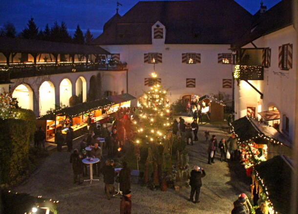 Jährlich veranstalten wir einen romantischen Weihnachtsmarkt