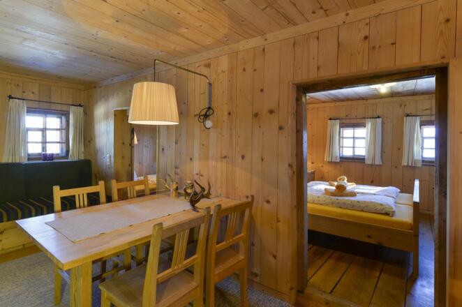 gemütliche Stube mit Tisch und Couch