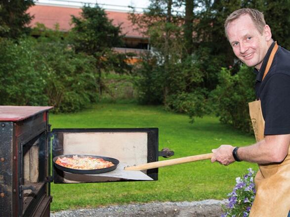 Pizzabäcker Peter am hauseigenen Pizzaofen