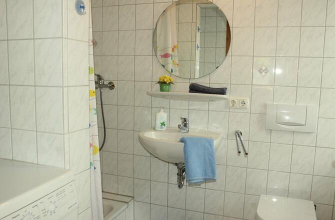 helles Badezimmer mit Waschmaschine