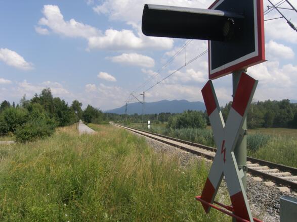 Unser Weg führt an der Bahnstrecke nach München entlang.