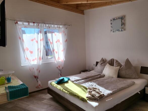 großes Schlafzimmer Nr. 1 mit Waschtisch