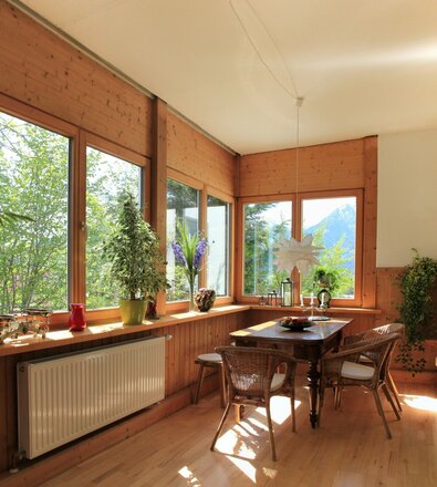 Wintergarten mit Blick in die Berge