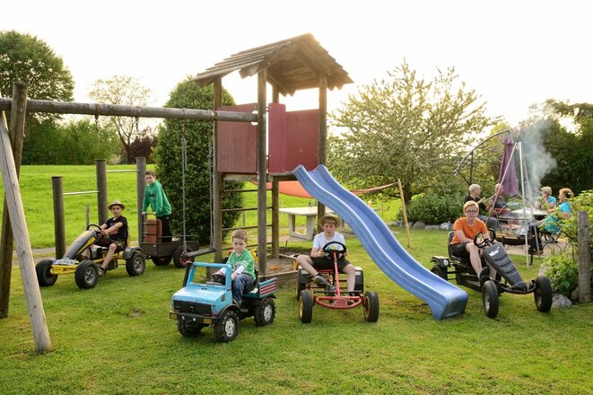 Jede Menge Kinderfahrzeuge und viel Platz zum spielen