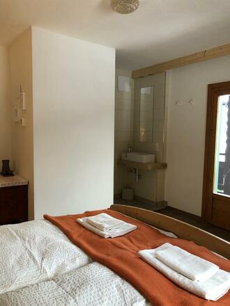 bedroom ensuite shower