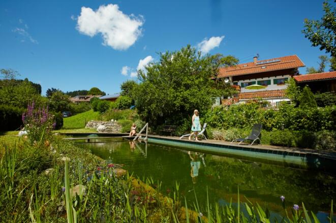 Hof mit Schwimmteich