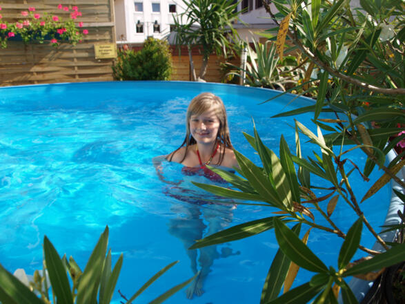 Unser mit Solar beheizter Pool. Eine herrliche Erfrischung.