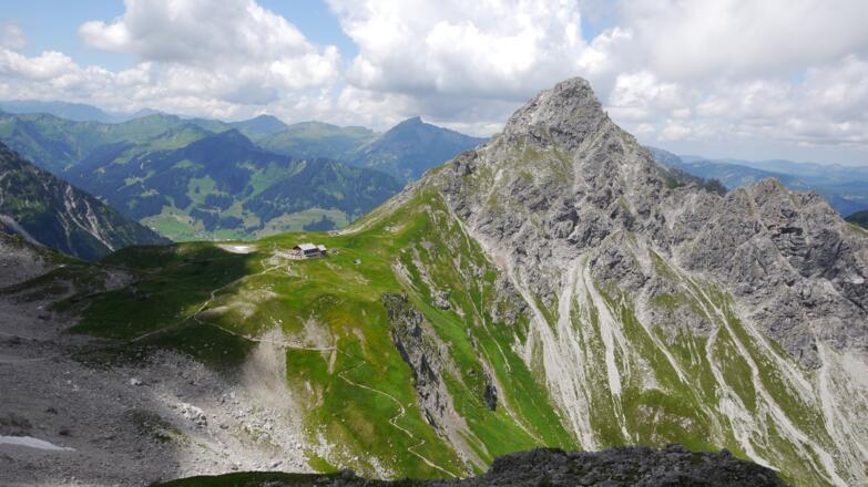 Fiderepasshütte und Oberstdorfer Hammerspitze von der Fiderescharte