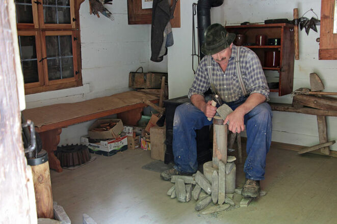 Der Wetzstein wird "gebeckt" - also in Form gehauen