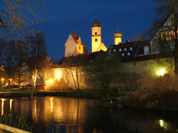 Isny abends am Kurweiher