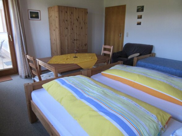 Dreibettzimmer_m_Sessel_Geli