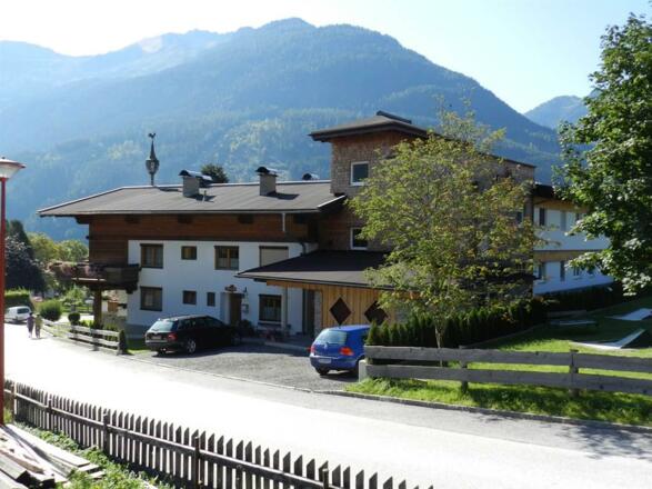 Gästeeingang m. Parkplatz